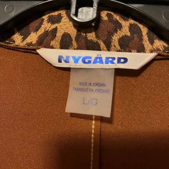 Peter Nygard, Leopard Nygard Faux Suede - Picture 3 of 5